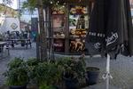 Frode Jacobsens Plads ved Vanløse Station er også en rodebutik, synes Gehl. Hvor solen skinner, er der cykelparkering, og midt på pladsen står der en shawarmabar lige foran indgangen til et kulturhus.  Foto: Mads Nissen