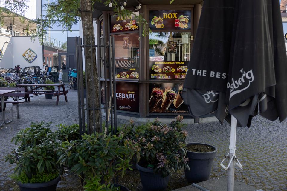 Frode Jacobsens Plads ved Vanløse Station er også en rodebutik, synes Gehl. Hvor solen skinner, er der cykelparkering, og midt på pladsen står der en shawarmabar lige foran indgangen til et kulturhus.  Foto: Mads Nissen