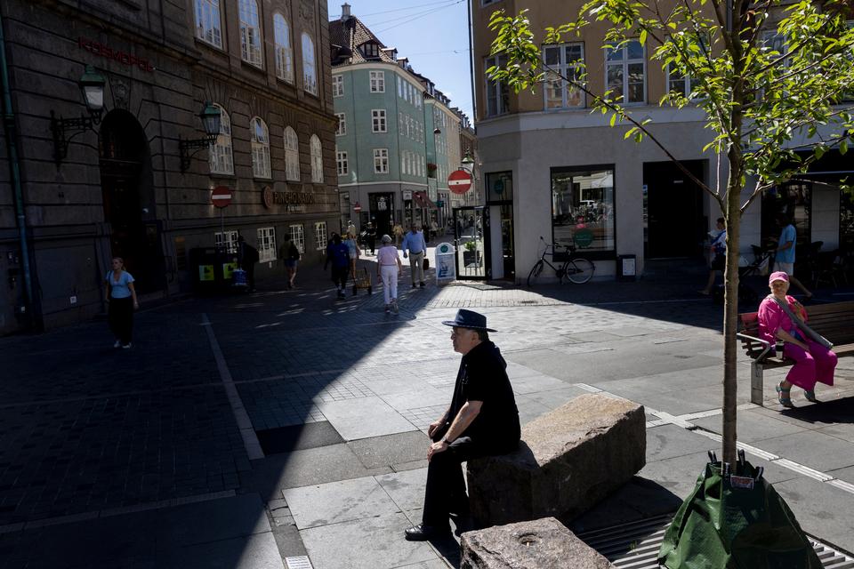 De klassiske butikker forsvinder fra det indre København i disse år. Til gengæld er der et hav af cafeer, spisesteder, frsiører, brilleforretninger og souvenirforretninger.  Foto: Mads Nissen
