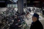 Det er som om at ingen tager Vanløse Torv alvorligt, siger Jan Gehl. Cykelparkeringen er gemt så godt, at folk smider deres cykler overalt, og når man ankommer med metroen fremstår udtrykket så rodet, at man skynder sig væk.  Foto: Mads Nissen