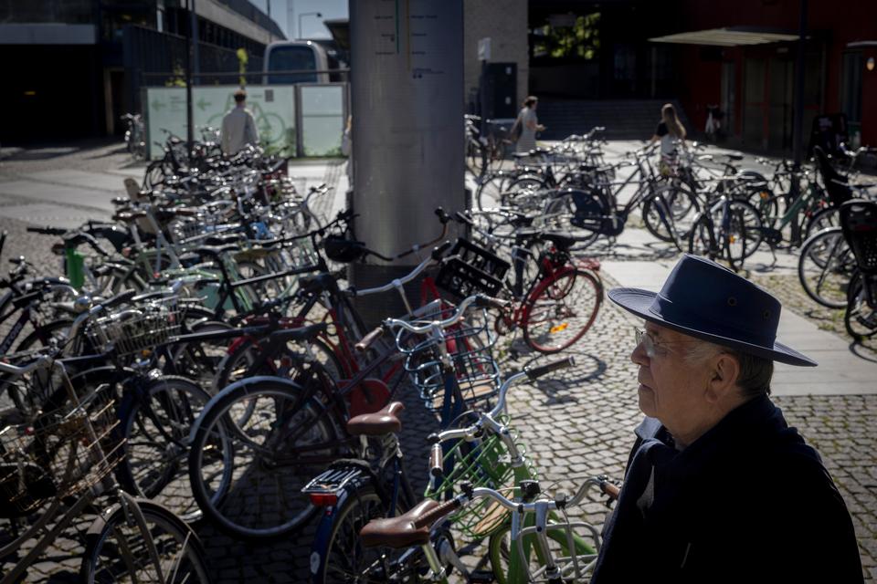 Det er som om at ingen tager Vanløse Torv alvorligt, siger Jan Gehl. Cykelparkeringen er gemt så godt, at folk smider deres cykler overalt, og når man ankommer med metroen fremstår udtrykket så rodet, at man skynder sig væk.  Foto: Mads Nissen