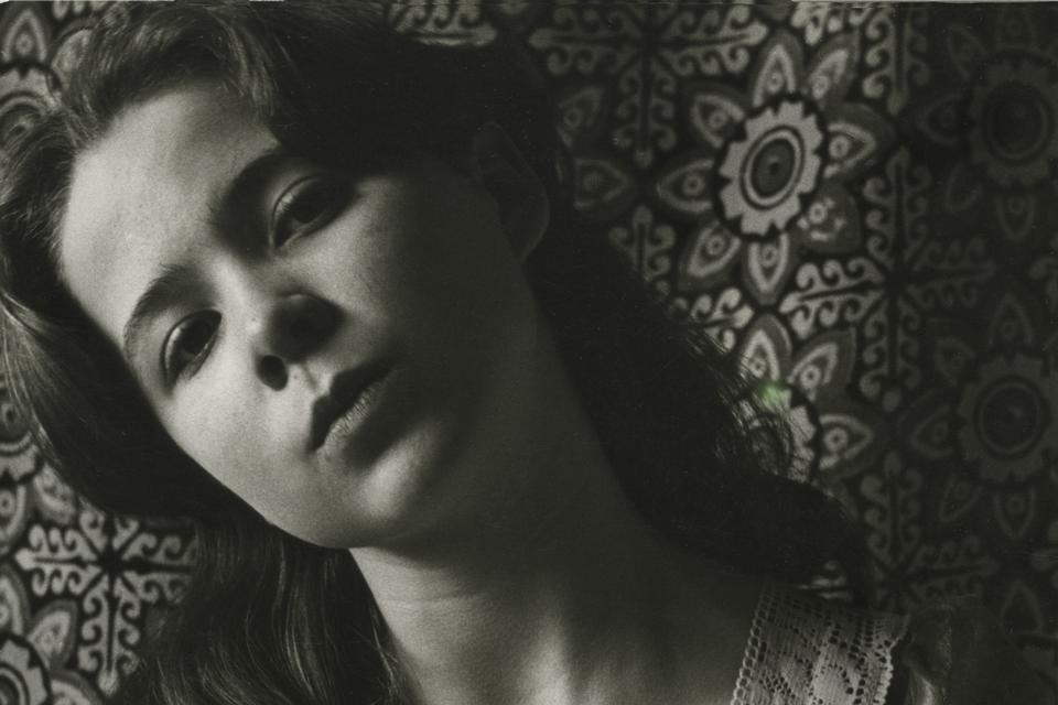Billedet af Alda er fra cirka 1978. Alda er datter af en islandsk veninde til Nanna Bisp Büchert. »Gennem årene har jeg taget mange portrætter af børn, familiemedlemmer eller andre, der kom forbi i Allerød, hvor vi boede. Men jeg har aldrig betragtet mig som portrætfotograf«, siger hun. Foto: Nanna Bisp Büchert