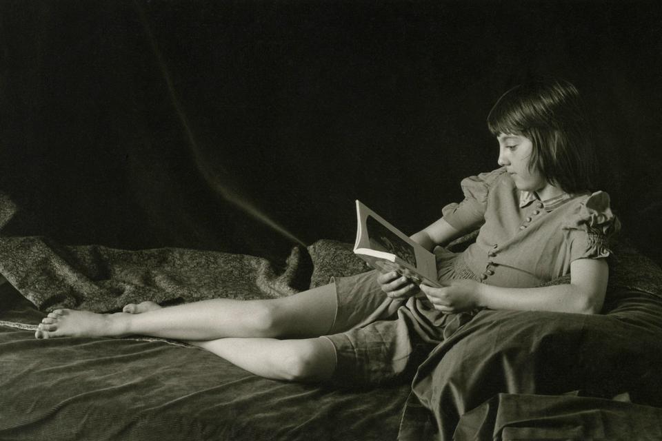 Forfatteren Lewis Carroll, som skrev 'Alice i Eventyrland', var inspirationen til Nanna Bisp Bücherts 'viktorianske billeder'. Her er det en af hendes døtres legekammerat, som sidder og læser i en af Carrolls bøger. Foto: Nanna Bisp Büchert