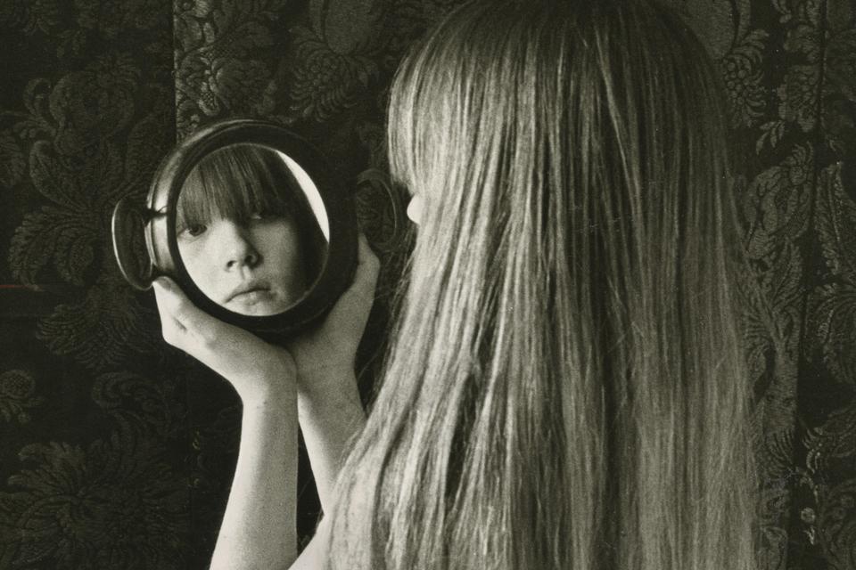 Da Nanna Bisp Büchert begyndte at fotografere, var det ikke mindst hendes hverdag, der var i linsens fokus. Her er det en af hendes døtre. Foto: Nanna Bisp Büchert