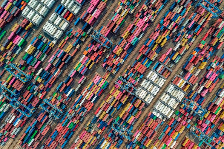 Containere venter på at blive lastet på skibe i den kinesiske havneby Qingdao. Foto: -/Ritzau Scanpix