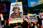 En demonstrant i Istanbul holder et billede op af USA's præsident Trump ved en venstrefløjsdemonstration mod Iran-krigen. Om få dage mødes Nato's ledere i Tyrkiets hovedstad Ankara.  Foto: Yasin Akgul/Ritzau Scanpix