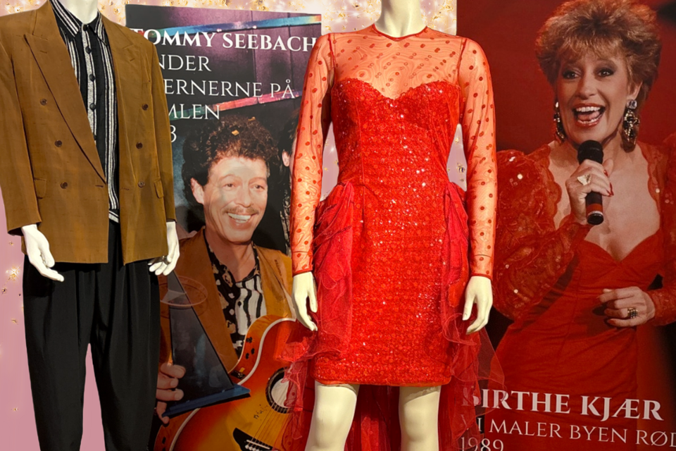 Birthe Kjærs røde skrud fra 1989 er den mest vellykkede kreation båret af en vinder i Dansk Melodi Grand Prix. Her ses det sammen med Tommy Seebachs blazer fra 1993.  