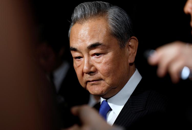 Den kinesiske udenrigsminister, Wang Yi, bliver ofte kaldt en af Kinas ulvekrigere. Han er kendt for med skarp retorik at forsvare Kina. I dag kommer han til Danmark som første top på en tur rundt i Norden. Foto: Franck Robichon/pool/Ritzau Scanpix