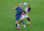 Folarin Balogun og Tarik Muharemovic kæmper om bolden, og førstnævntes stempling kostede et rødt kort. Foto: Michael Steele/Ritzau Scanpix