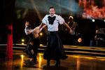 Nukâka Coster-Waldau og Silas Holst på gulvet under finalen i 'Vild med dans' i København lørdag 19. december 2020.  Foto: Martin Sylvest/Ritzau Scanpix