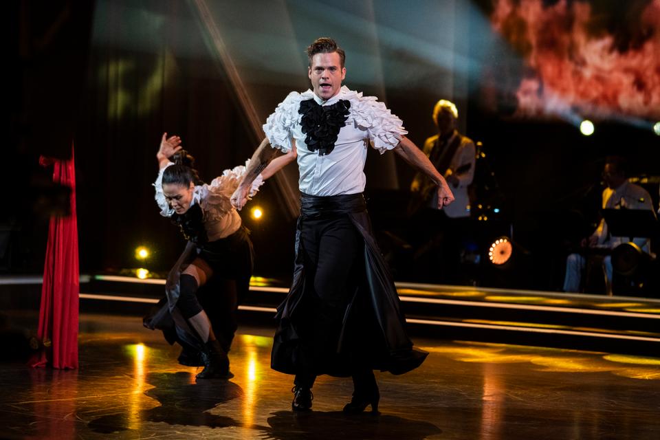Nukâka Coster-Waldau og Silas Holst på gulvet under finalen i 'Vild med dans' i København lørdag 19. december 2020.  Foto: Martin Sylvest/Ritzau Scanpix
