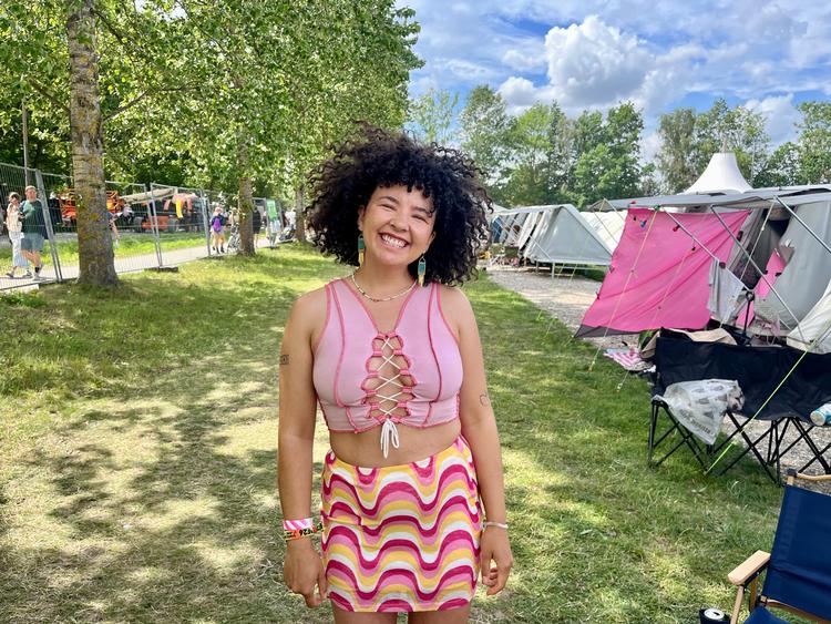 Vi er vendt tilbage til Freja Andrea Pedersen for at høre, hvordan hun har det efter fire dage på Roskilde Festival. 