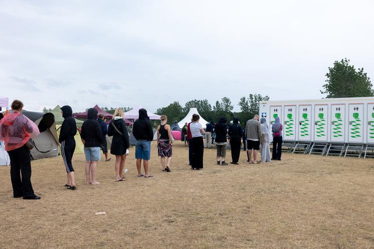 Gæster i toiletkø på Roskilde Festival. Foto: Vikki Søholm