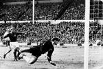 Inde eller ude? I VM-finalen i 1966 bragte England sig foran  3-2 mod Vesttyskland, da Geoff Hurst sparkede bolden på undersiden af overliggeren, og dommeren vurderede, at bolden havde krydset stregen, før den hoppede ud af målet igen. Mange var uenige i den beslutning, som lige siden har skabt debat. Arkivfoto:  Stf