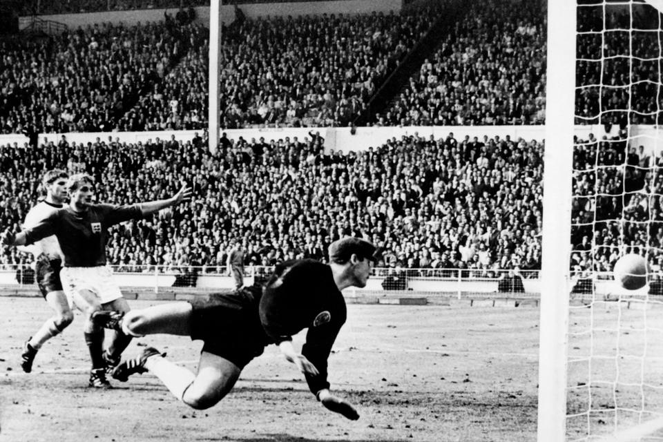 Inde eller ude? I VM-finalen i 1966 bragte England sig foran  3-2 mod Vesttyskland, da Geoff Hurst sparkede bolden på undersiden af overliggeren, og dommeren vurderede, at bolden havde krydset stregen, før den hoppede ud af målet igen. Mange var uenige i den beslutning, som lige siden har skabt debat. Arkivfoto:  Stf