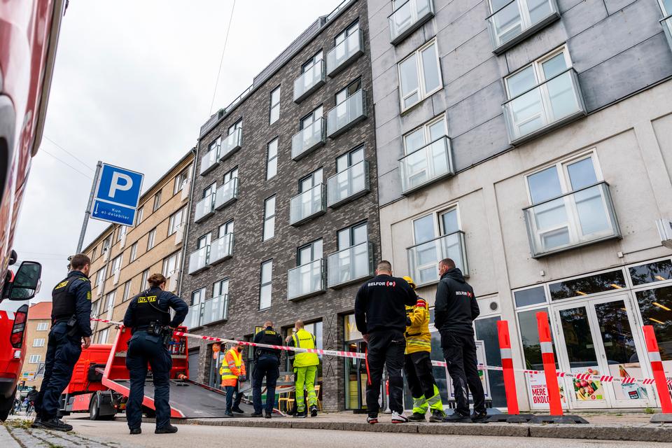 72-årig vicevært er svært kvæstet efter altanulykke