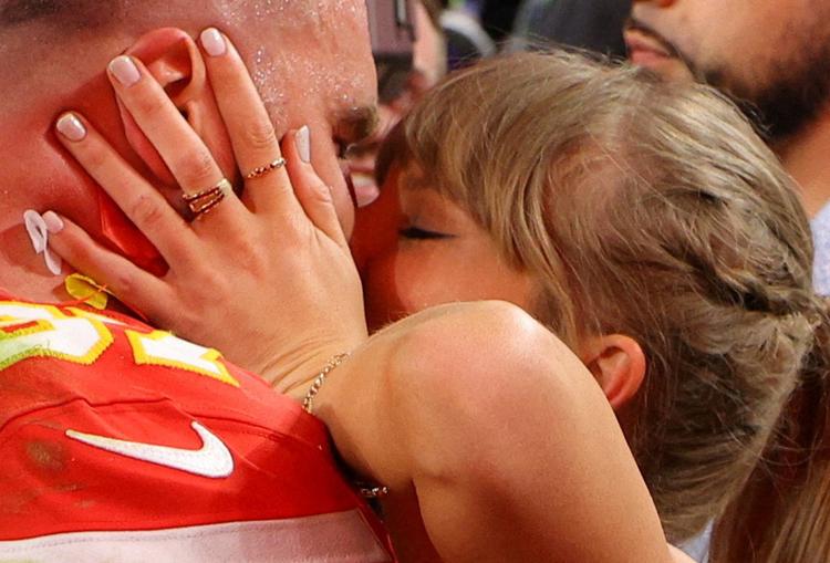 Der er ingen billeder fra brylluppet mellem Taylor Swift og Travis Kelce,  selv gæsterne måtte afstå fra at have telefon med, forlyder det. Her er dog et tidligere billede af parret, taget ved Super Bowl i 2024.
  Foto: Brian Snyder/Ritzau Scanpix