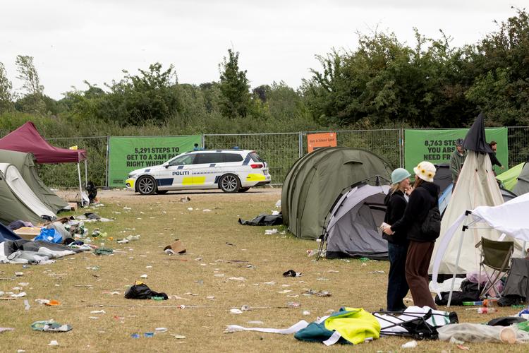 Politiet er til stede på festivalen. Her et foto fra dagtimerne. Personerne på billedet har intet med aktuelle sager at gøre.  Foto: Thomas Borberg