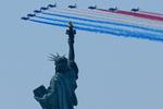 Jagerfly passerer Frihedsgudinden under USA's 250-års fejring i New York. Millioner fulgte med fra begge sider af Hudsonfloden, hvor militærfly og historiske sejlskibe markerede jubilæet. Foto: Adam Gray/Ritzau Scanpix