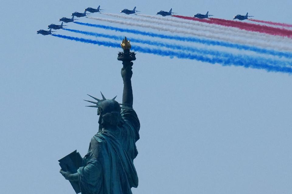 Jagerfly passerer Frihedsgudinden under USA's 250-års fejring i New York. Millioner fulgte med fra begge sider af Hudsonfloden, hvor militærfly og historiske sejlskibe markerede jubilæet. Foto: Adam Gray/Ritzau Scanpix
