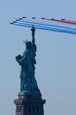 Jagerfly passerer Frihedsgudinden under USA's 250-års fejring i New York. Millioner fulgte med fra begge sider af Hudsonfloden, hvor militærfly og historiske sejlskibe markerede jubilæet. Foto: Adam Gray/Ritzau Scanpix