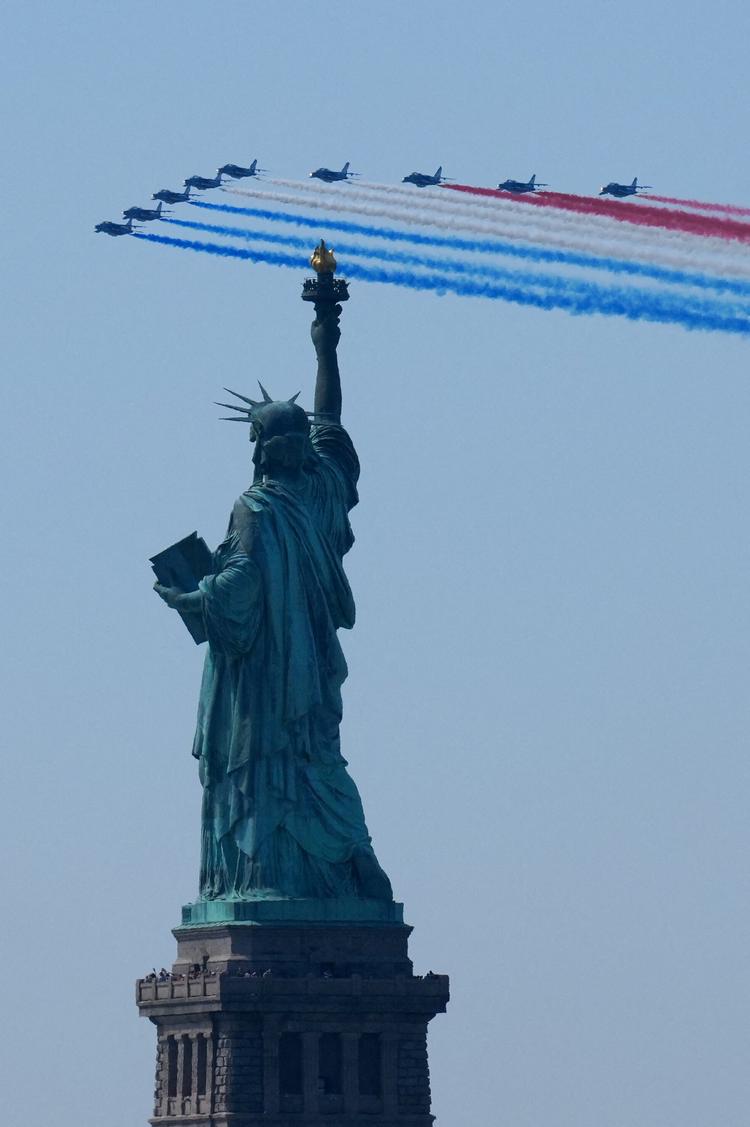 Jagerfly passerer Frihedsgudinden under USA's 250-års fejring i New York. Millioner fulgte med fra begge sider af Hudsonfloden, hvor militærfly og historiske sejlskibe markerede jubilæet. Foto: Adam Gray/Ritzau Scanpix