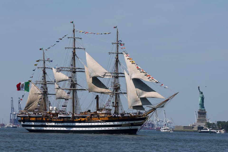 Et af de skibe, der deltager i skibsparaden, er den italienske Amerigo Vespucci. Det næsten 100 år gamle sejlskib bærer navnet på den opdagelsesrejsende, som Amerika er opkaldt efter. Foto: Carlos Barria/Ritzau Scanpix