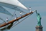 Det portugisiske sejlskib NRP Sagres passerer Frihedsgudinden under USA's 250-års fejring i New York. Skibet var en del af den store parade på Hudsonfloden, hvor historiske sejlskibe og amerikanske og allierede flådefartøjer deltog med omkring 20.000 søfolk. Foto: Angela Weiss/Ritzau Scanpix