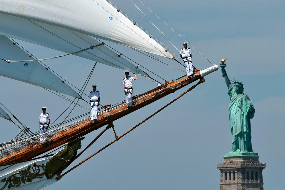 Det portugisiske sejlskib NRP Sagres passerer Frihedsgudinden under USA's 250-års fejring i New York. Skibet var en del af den store parade på Hudsonfloden, hvor historiske sejlskibe og amerikanske og allierede flådefartøjer deltog med omkring 20.000 søfolk. Foto: Angela Weiss/Ritzau Scanpix