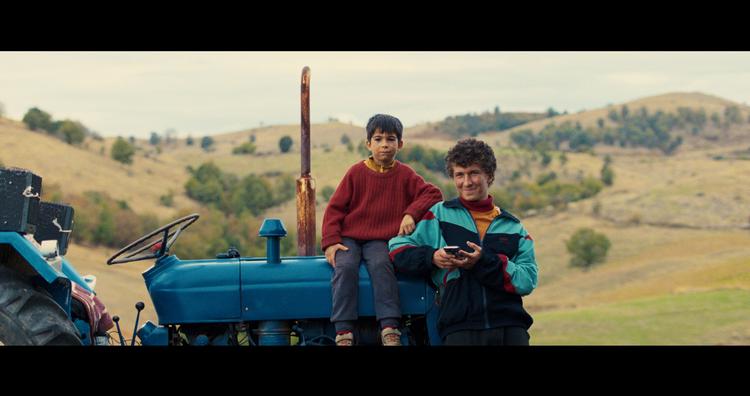 Naim og Ahmet på den blå traktor, der sammen med et cyklamenfarvet får kommer til at spille en kulørt rolle i filmen. Foto: Angel Films. 