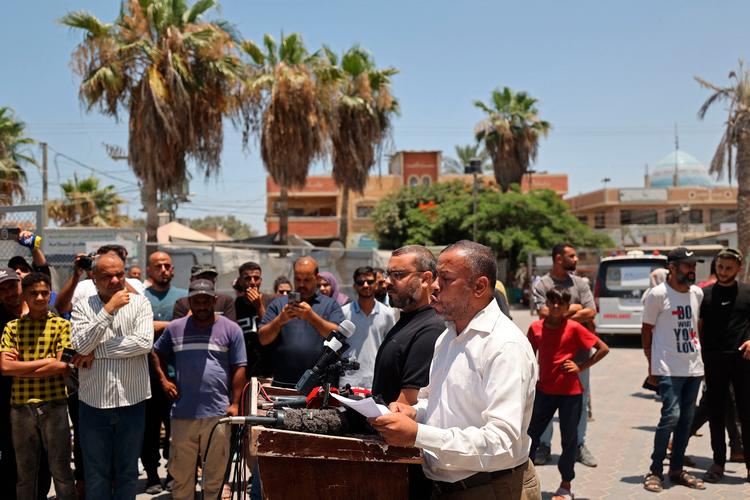 Ismail al-Thawabta, chef for regeringens mediekontor, meddeler på en pressekonference, at Hamas officielt opgiver magten over Gaza. Hamas har siddet på magten i Gaza i næsten 20 år.  Foto: Eyad Baba/Ritzau Scanpix