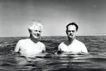 Året er 1955: Landet regeres fra Fanø. H.C. Hansen er i Paris, så finansminister Viggo Kampmann fungerer som stedfortræder og nyder badelivets glæder sammen med  undervisningsminister Julius Bomholt. Fotografen tilstår senere, at de to politikere ikke var på så dybt vand. Han fik dem til at gå på knæ.   Arkivfoto:  Tage Christensen