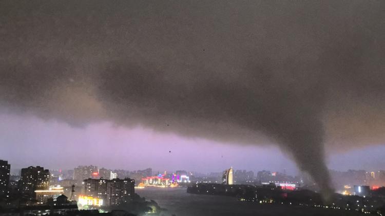 I provinsen Hubei er mindst 11 blevet dræbt i forbindelse med kraftigt uvejr med torden, tornadoer og vinde af stormstyrke. Foto: Social Media/Ritzau Scanpix