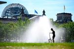Berlin kan være varm om sommeren, også ved Rigsdagen. Foto: Ralf Hirschberger/Ritzau Scanpix