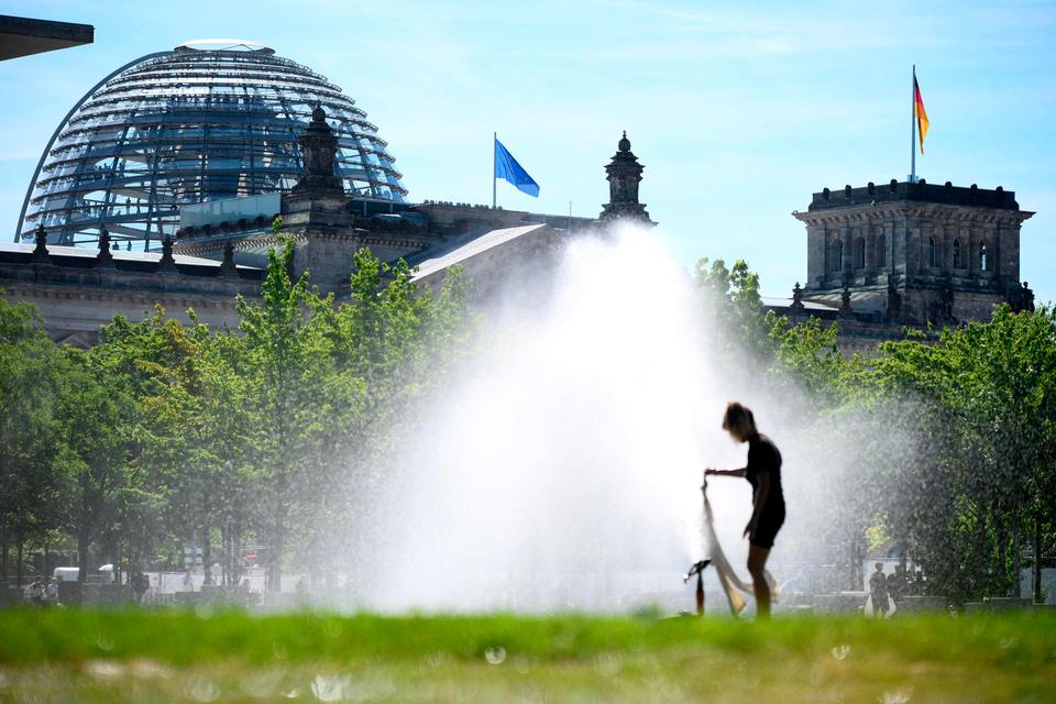 Berlin kan være varm om sommeren, også ved Rigsdagen. Foto: Ralf Hirschberger/Ritzau Scanpix