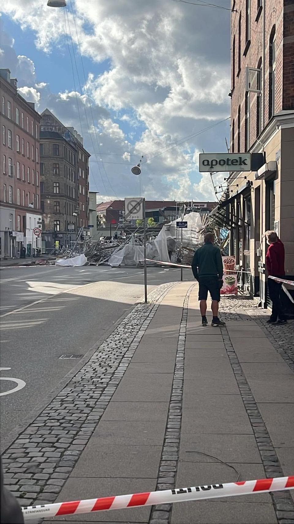 En person er kommet til skade: Stillads er væltet på Nørrebrogade