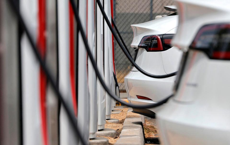Teslas salg i Danmark er blevet mere end halveret på to år