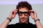 Meta har siden 2023 produceret 'intelligente' briller  sammen med firmaet Ray-Ban. Her fremviser Metas topchef, Mark Zuckerberg, en af modellerne. Arkivfoto:  Carlos Barria