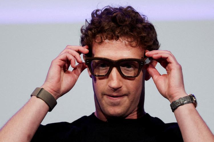 Meta har siden 2023 produceret 'intelligente' briller  sammen med firmaet Ray-Ban. Her fremviser Metas topchef, Mark Zuckerberg, en af modellerne. Arkivfoto:  Carlos Barria