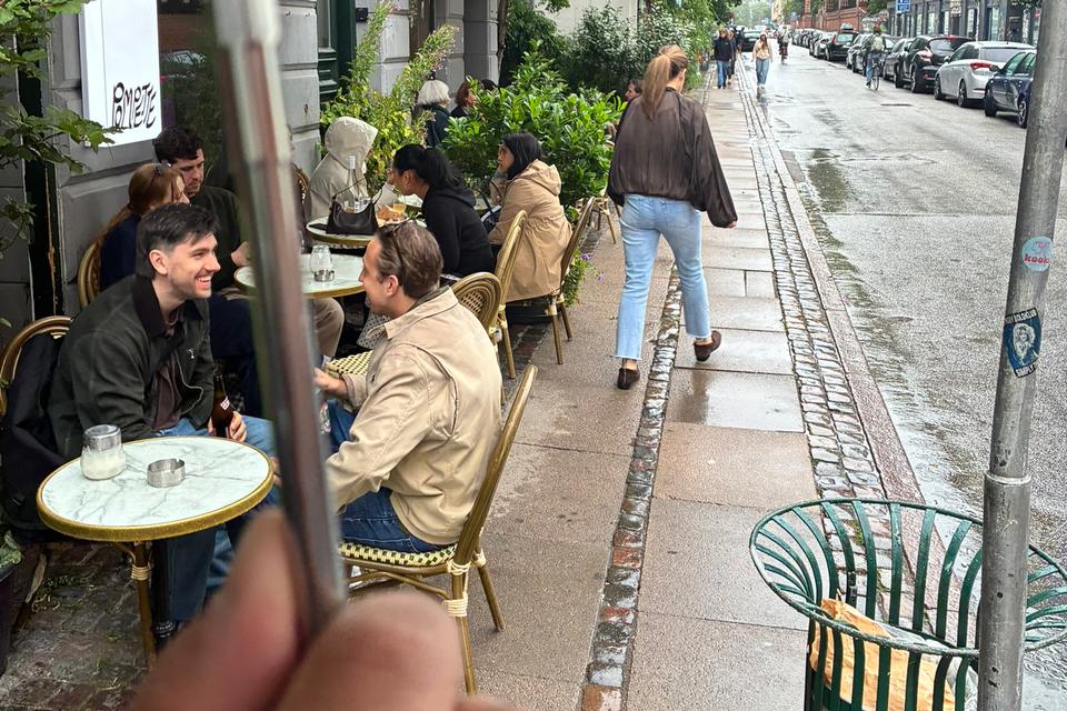 Hverken den britiske popstjerne eller solen besøgte Møllegade den dag. Til gengæld var vi en hel masse andre. 