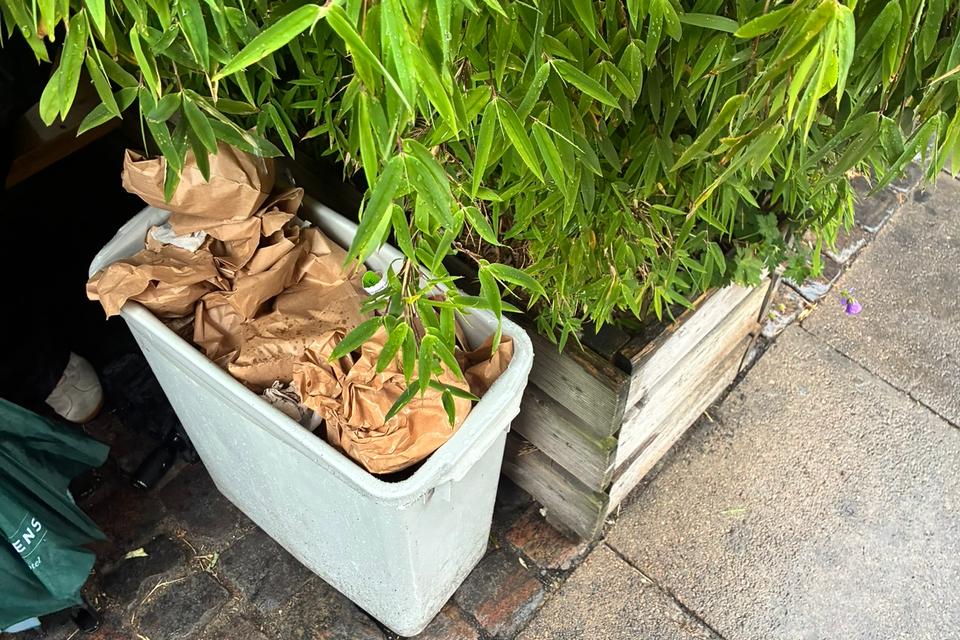 Poulette har sin egen skraldespand. Der var den aften flere regnvåde mennesker under paraplyer, der åd pomfritter fra posen foran bestillingsstedet af mangel på tørre siddepladser i nærheden. 