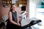 To jordemødre fortæller om hvordan det er at arbejde på fødegangen. Her er jordmoder Mie-Marie Rasmussen fotograferet på en klinik i indre by. Foto: Jens Dresling