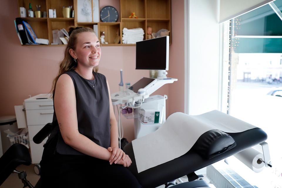 To jordemødre fortæller om hvordan det er at arbejde på fødegangen. Her er jordmoder Mie-Marie Rasmussen fotograferet på en klinik i indre by. Foto: Jens Dresling