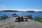Den almennyttige forening Skærgårdsstiftelsen har opsat udsigtsbænke på Finnhamn. Foto: Rasmus Benzon