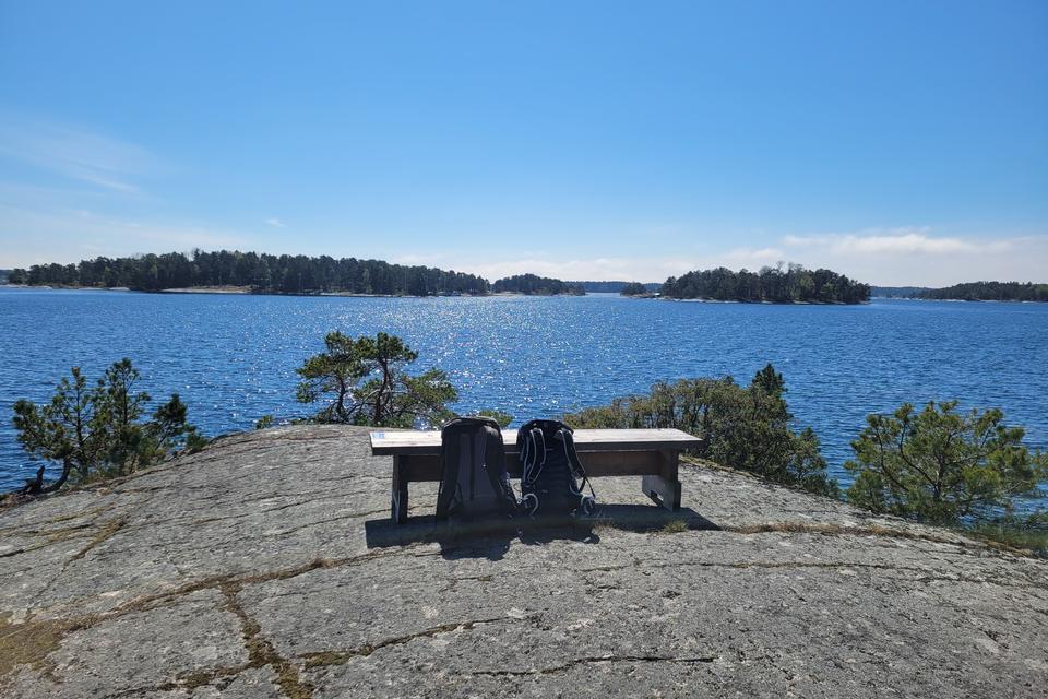 Den almennyttige forening Skærgårdsstiftelsen har opsat udsigtsbænke på Finnhamn. Foto: Rasmus Benzon