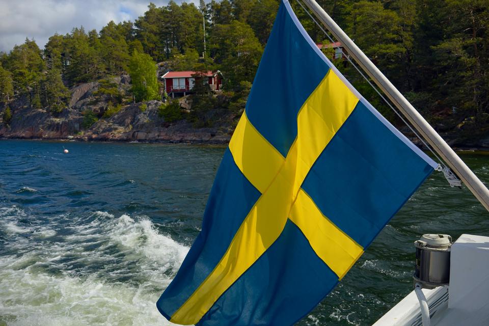 Skærgårdsfærgerne sejler ud fra Gamla stan midt i Stockholm og ud til flere hundrede anløbsbroer på de små øer. Foto: Rasmus Benzon