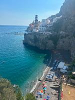 Lige om hjørnet fra Amalfi og Atrani ligger stranden i Castiglioni i en lille bugt, hvor de konstant stigende temperaturer er til at mærke. Foto: Søren-Mikael Hansen