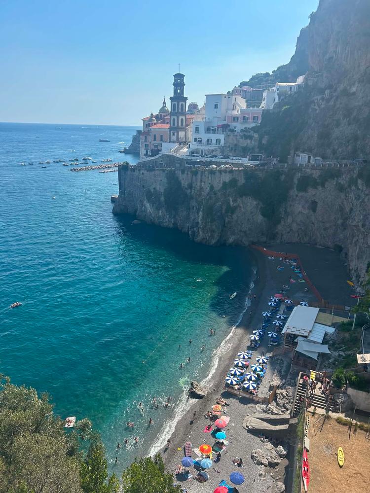 Lige om hjørnet fra Amalfi og Atrani ligger stranden i Castiglioni i en lille bugt, hvor de konstant stigende temperaturer er til at mærke. Foto: Søren-Mikael Hansen