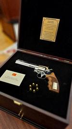 Der er indgraveret navn på pistol-løbet, som statslederne har fået i gave af Tyrkiets præsident Recep Tayyip Erdogan. Foto: Lithuanian President's Office/Ritzau Scanpix