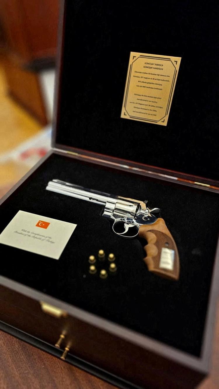Der er indgraveret navn på pistol-løbet, som statslederne har fået i gave af Tyrkiets præsident Recep Tayyip Erdogan. Foto: Lithuanian President's Office/Ritzau Scanpix